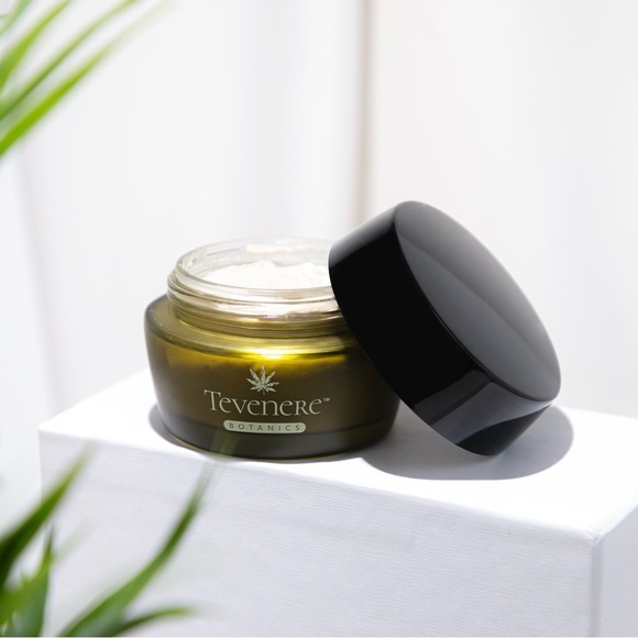 Tevenere’s Lifting & Firming Mask - Picture 4 of 12